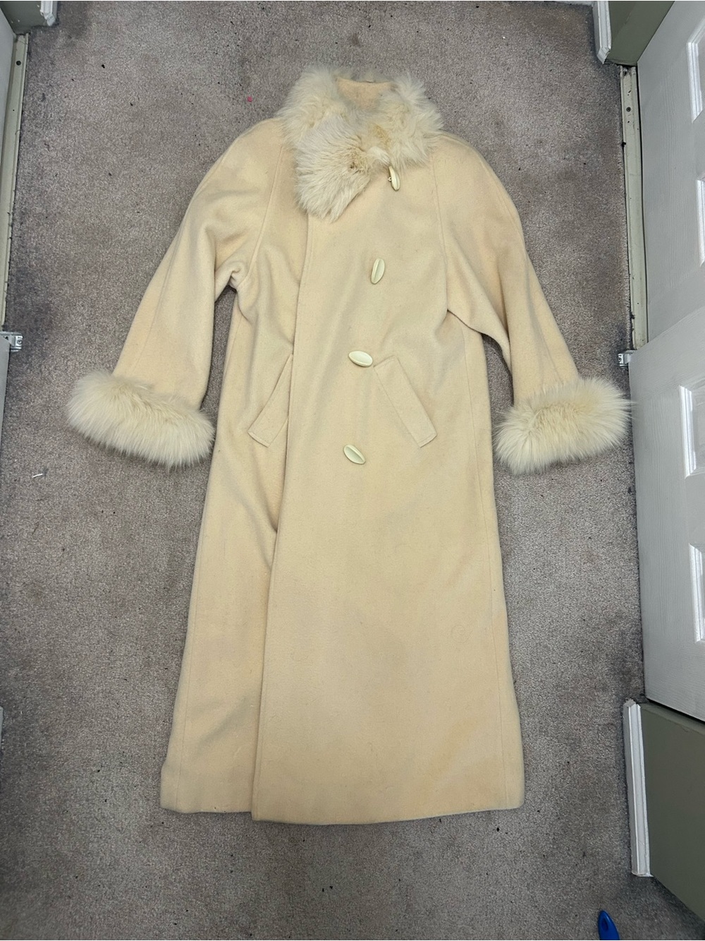Vintage Cream 100% Wool Coat with Fur Collar